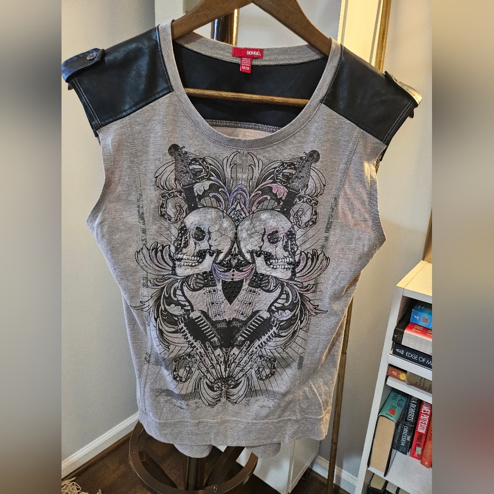 Bongo skull tee with vegan leather on shoulders. Medium